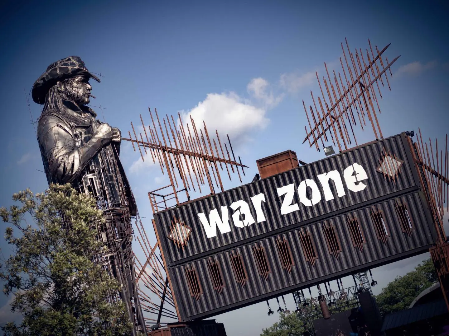 Divers Warzone Live Report Hellfest