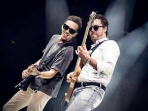 Joe Dart & Cory Wong Vulfpeck Cory Wong et Joe Dart live sur la scène de Jazz à Vienne