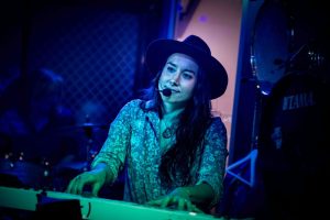 Oddleaf Carina derrière les claviers Live Report Oddleaf